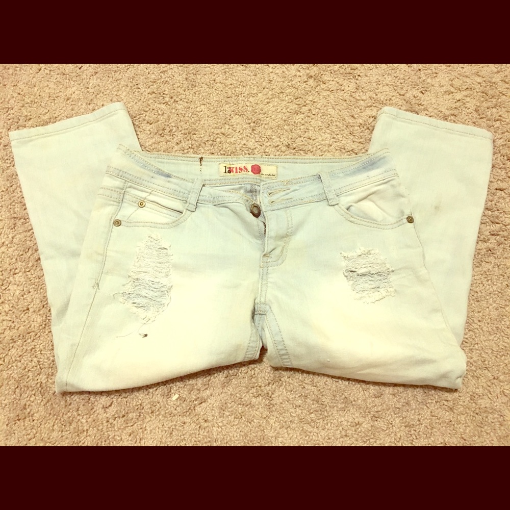 1st KISS ▫️ BLEACHED CROPPED JEANS